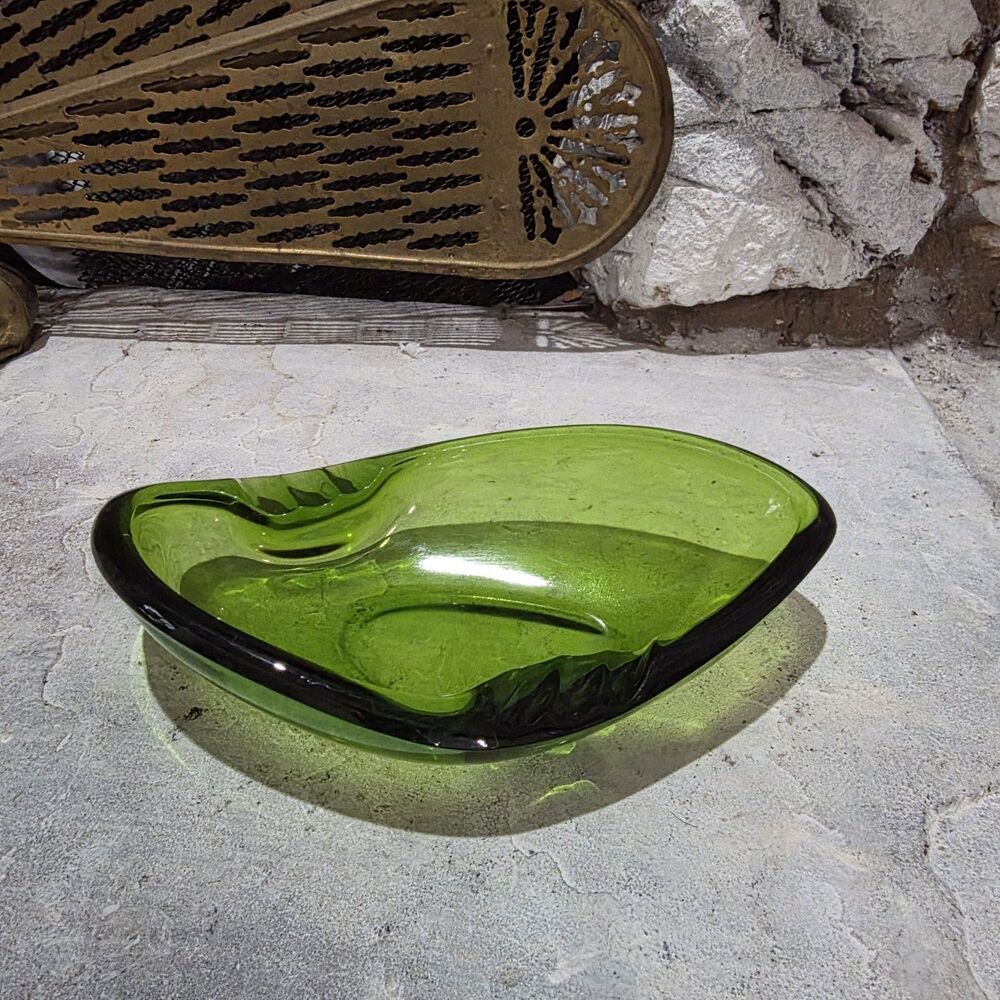LE Smith Mid-Century Modern Green Freeform Orbit Glass Ashtray Trinket Dish